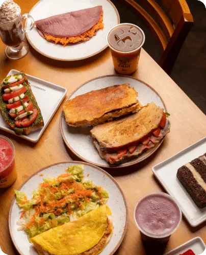 Café Conceito — Mesa com Variedade do Cardápio
